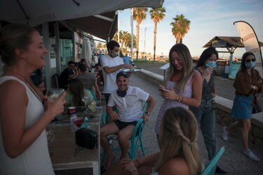 El desconfinamiento llega a las playas europeas y España se abrirá al turismo en julio