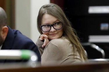 La falsa millonaria Anna Sorokin que engañó a la élite neoyorquina sigue en Estados Unidos