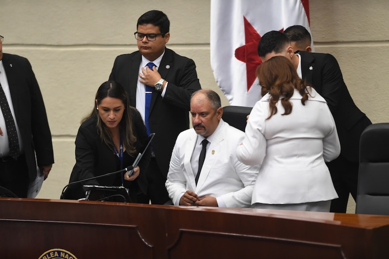 Cinco horas de pulseo político en la Asamblea Nacional y la oposición impuso a Jorge Herrera