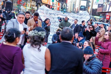 San Valentín en Times Square: bodas, pedidas de mano y renovación de votos de amor eterno