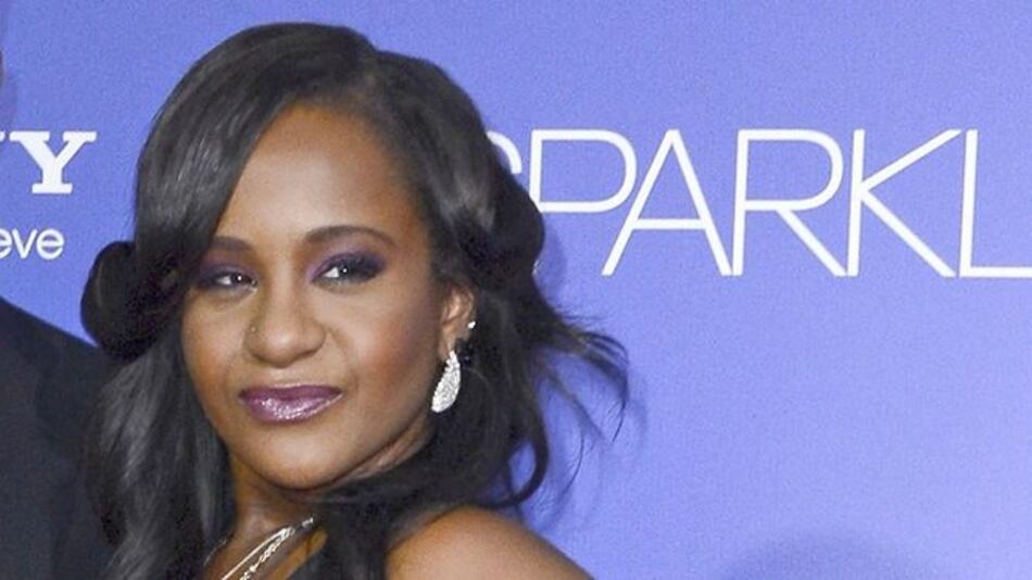 Policía investigó disputa doméstica en casa de hija Whitney; aún no la desconectan