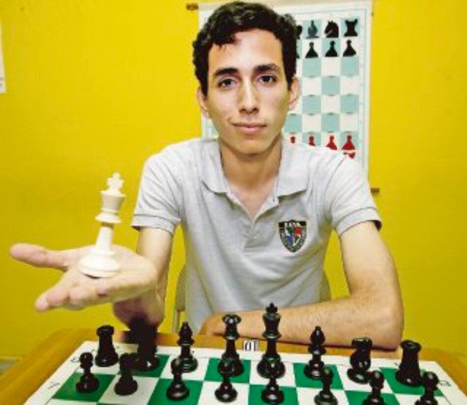 Adolescente se convierte en el nuevo maestro del ajedrez