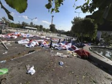 Sube a 95 los muertos en un doble atentado contra una marcha por la paz en Ankara