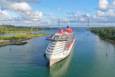 El crucero Brilliant Lady cruza el Canal y saluda con un ‘Qué Xopa’ en Colón