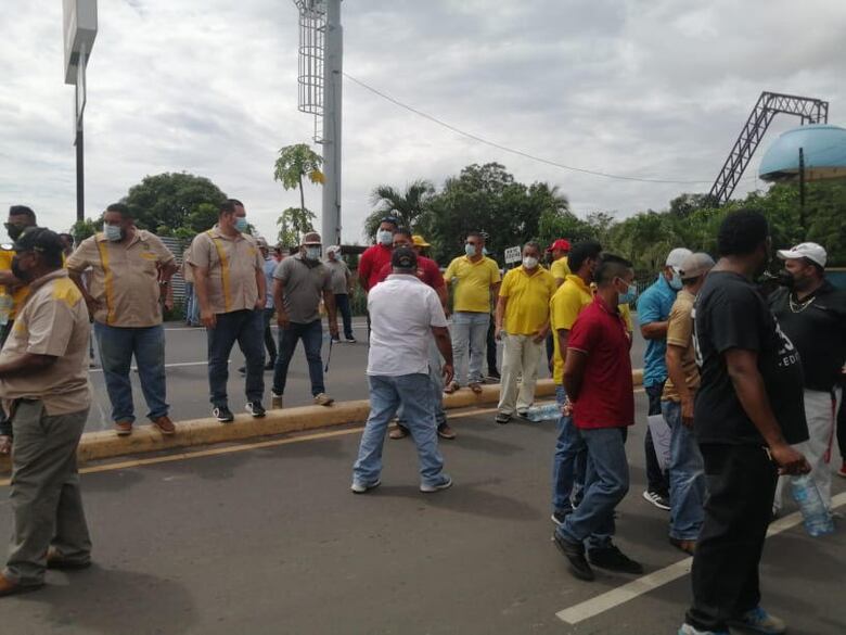 Transportistas paralizan el servicio en varias regiones del país; protestas causan caos vehicular