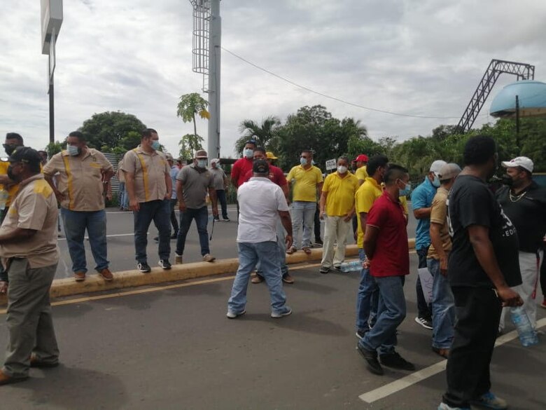 Transportistas paralizan el servicio en varias regiones del país; protestas causan caos vehicular