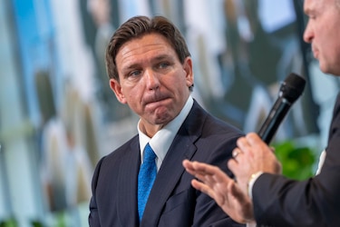 Gobernador de Florida firma ley que prohíbe TikTok en universidades y oficinas públicas