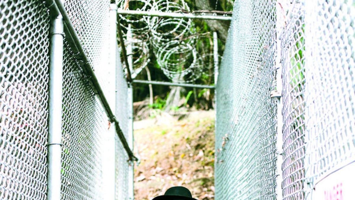 El fotógrafo panameño Levi Walton (izquierda) y su retrato ganador del concurso. CORTESÍA