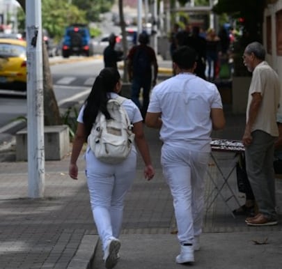Menos, pero mejores médicos