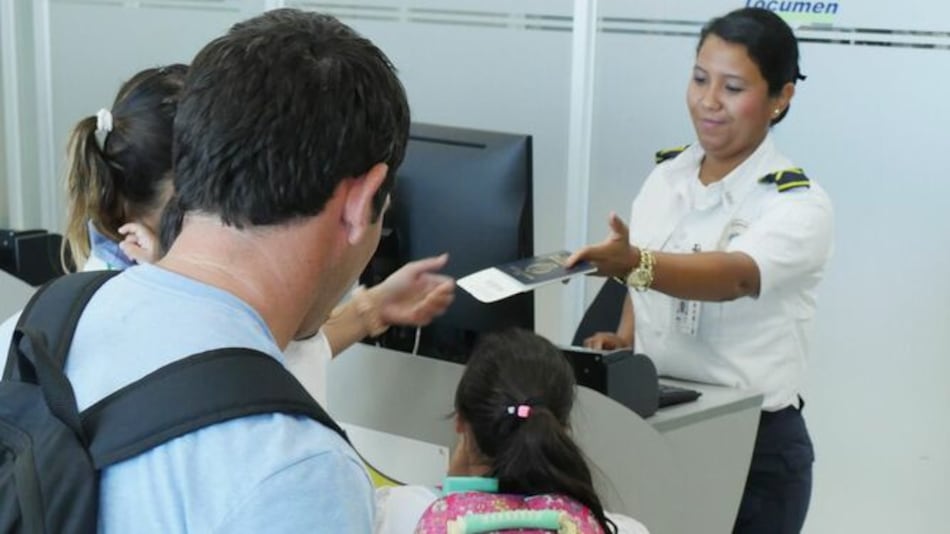 Permisos para salida de menores del país solo se tramitarán de forma digital