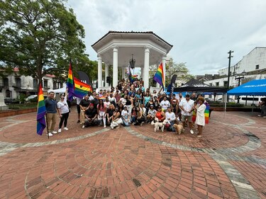 Panamá da inicio al Mes del Orgullo con izada de la bandera en Plaza Catedral