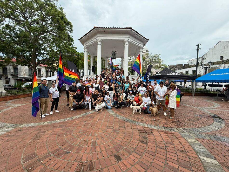 Panamá da inicio al Mes del Orgullo con izada de la bandera en Plaza Catedral