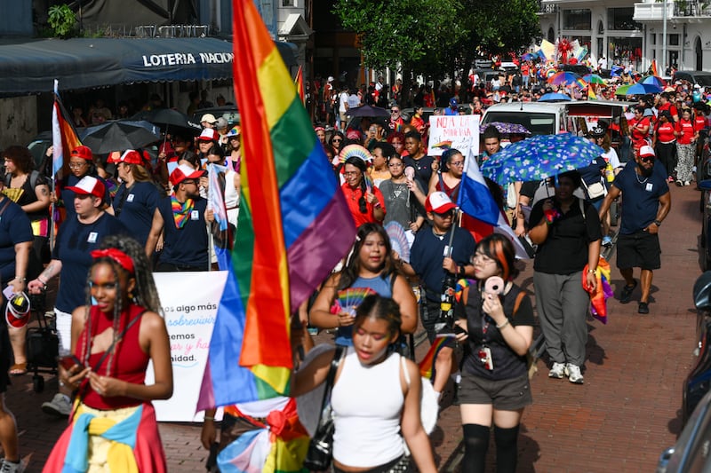 Marcha del Orgullo, entre consignas por derechos, inclusión y banderas rojas