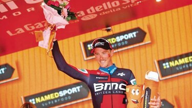 Dennis gana la contrarreloj de la etapa 16, Yates sigue líder
