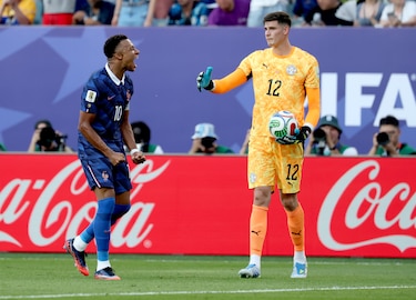 Francia pasa de penalti contra Paraguay