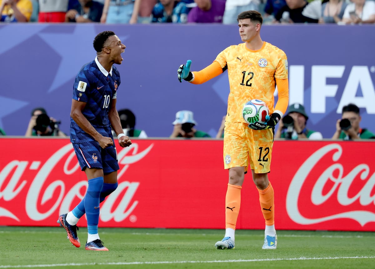 Francia pasa de penalti contra Paraguay