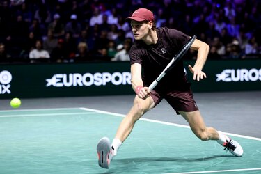 Sinner brilla en París y avanza con paso firme