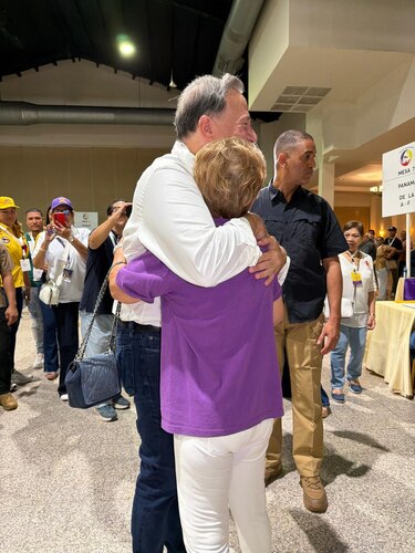 El abrazo entre Mireya Moscoso y Juan Carlos Varela