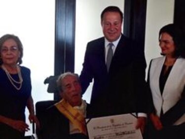 Presidente Varela condecora al exvicepresidente Ricardo Arias Calderón