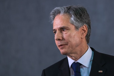 Blinken vuela rumbo a China para un esperado pero frío acercamiento