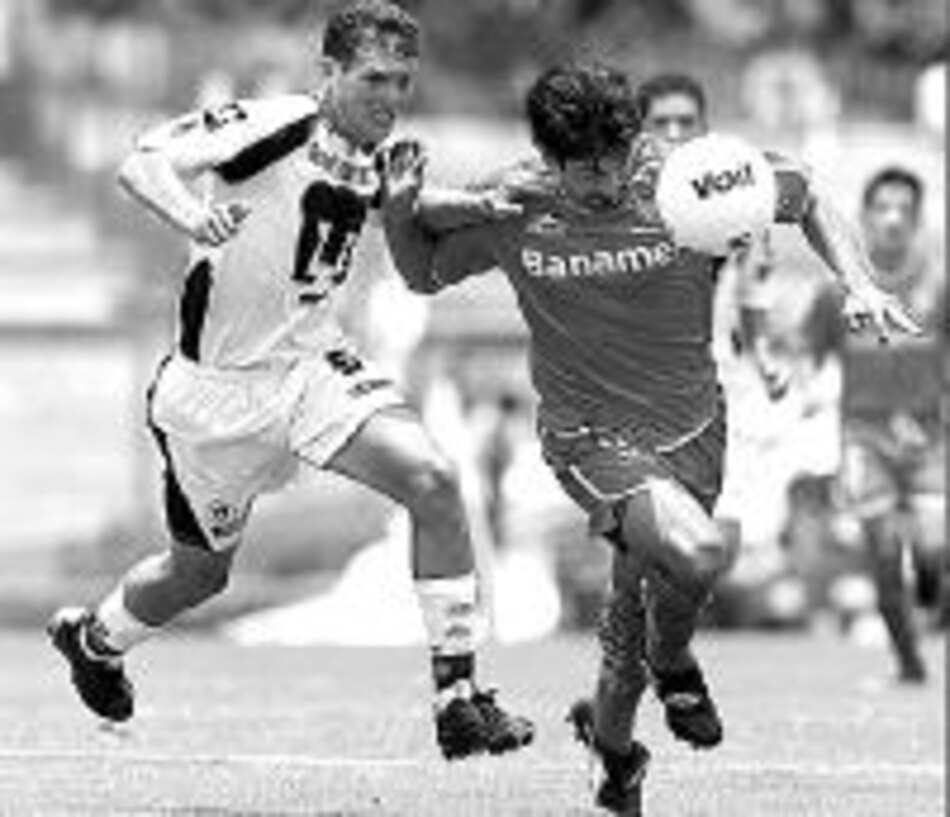 Cardozo festeja sus 150 goles en México