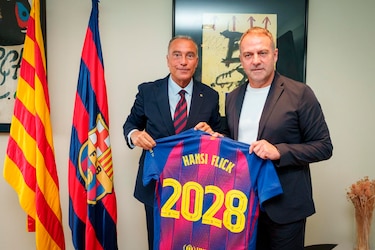 Flick renueva con el Barcelona hasta 2028, con otro año opcional