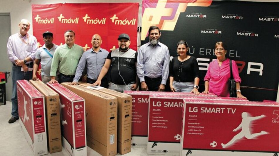 Entrega de premios a los ganadores de la tómbola electrónica de Más Móvil