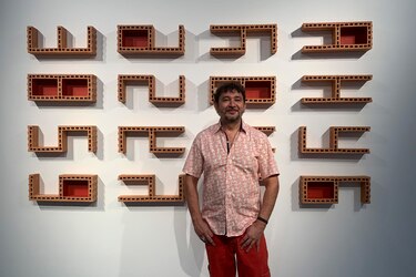 El artista mexicano Héctor Zamora se estrena en Madrid rompiendo 600 vasijas