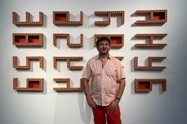 El artista mexicano Héctor Zamora se estrena en Madrid rompiendo 600 vasijas