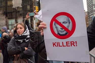 Miles de personas salen a las calles para pedir a Putin que detenga la ‘locura’ de la guerra