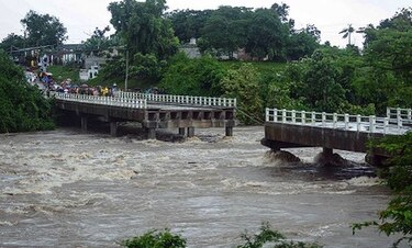 Inundaciones y cortes de vías en Cuba por tormenta Alberto