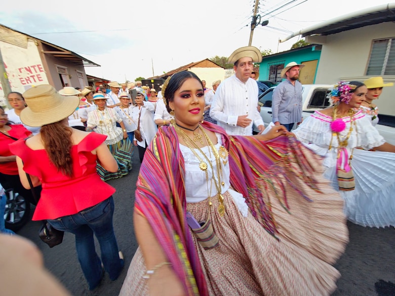 Las tunas de tambores salen a desfilar en La Villa en domingo de Carnaval