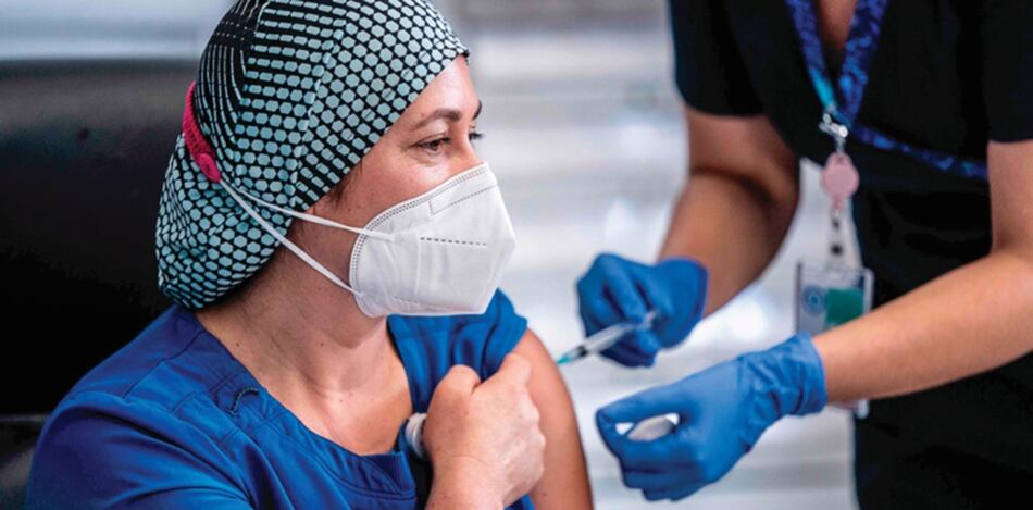 El mundo acelera vacunaciones