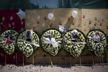 Mexicanos recuerdan a víctimas del sismo y exigen transparencia en reconstrucciones