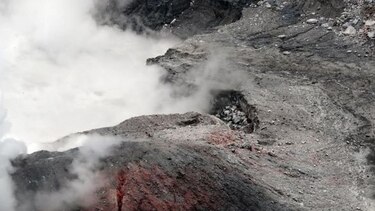 El volcán Poás hace erupción