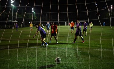 En Wuhan, los aficionados al fútbol vuelven a las canchas