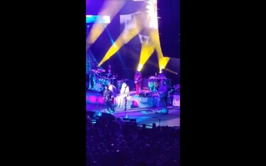 Carlos Santana se desmaya en pleno concierto en Michigan, Estados Unidos