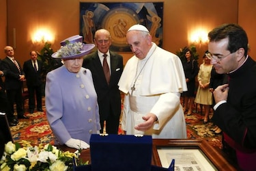 La reina Isabel II regala al Papa una botella de whisky escocés