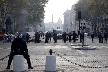 Protestas en Francia dejan 1,200 detenidos y daños en París, Marsella y Lyon