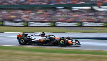 Norris gana en Inglaterra y recorta a Piastri, sancionado, en una carrera loca