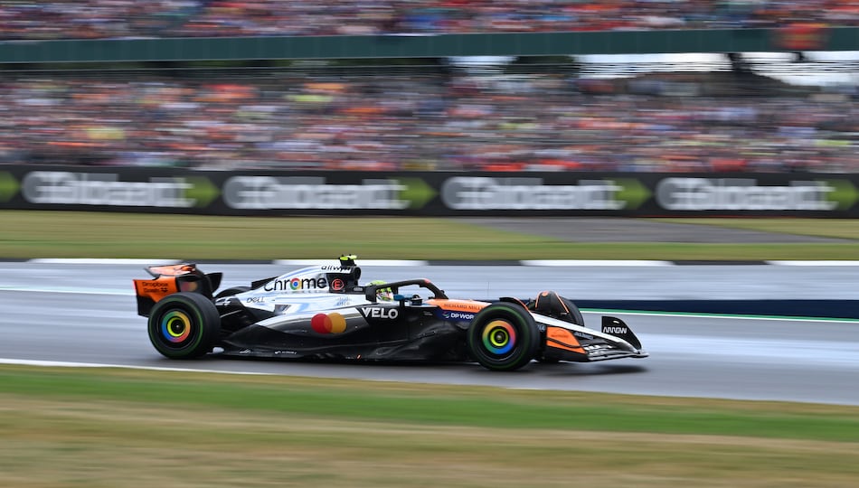 Norris gana en Inglaterra y recorta a Piastri, sancionado, en una carrera loca