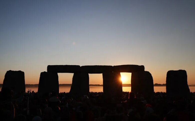 Unas 25,000 personas celebran el solsticio de verano en Stonehenge pese a la ola de calor