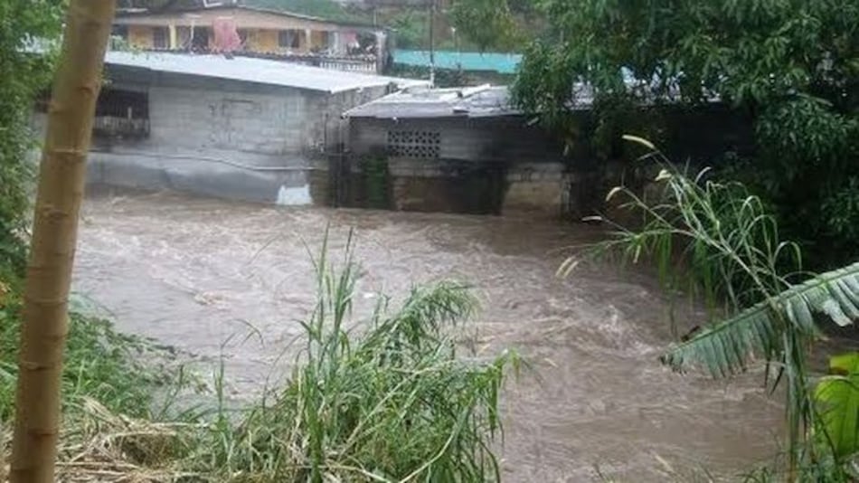 Aguacero deja inundaciones en San Miguelito