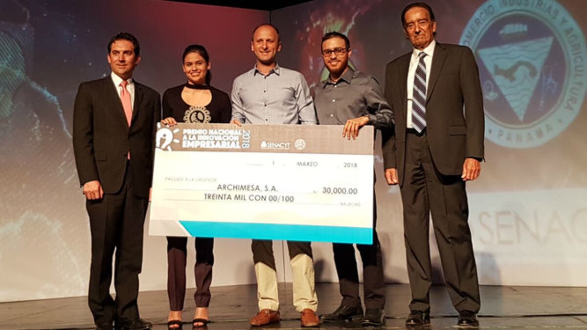 Dan Burdman, director de Archimesa, recibió junto con su equipo de trabajo el primer premió de $30