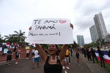 ‘Somos patriotas, no vende patria’, gritan numerosos ciudadanos en la cinta costera