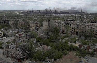 Hallan 44 cadáveres bajo los escombros de un edificio en región de Járkov