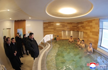 Kim Jong-un visita un spa vestido con un abrigo grueso