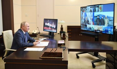 Putin ordena iniciar vacunación masiva en Rusia tras aprobación británica