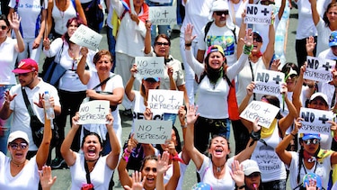 Rosas y consignas; las mujeres advierten que no tienen miedo