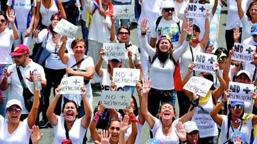 Rosas y consignas; las mujeres advierten que no tienen miedo